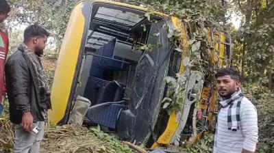 Bus carrying 45 students from Bihar fell into a pit in Kushinagar news in hindi