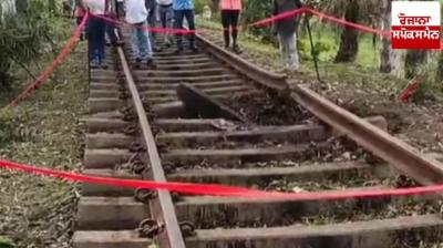 Bombing on railway track in Jharkhand news in hindi