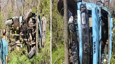 CRPF vehicle falls into a ditch in Budgam news in hindi