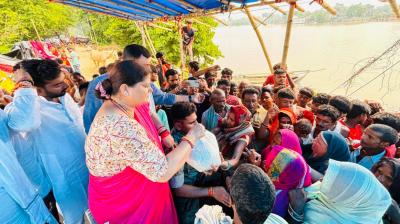 Zila Parishad president distributed relief material among flood victims Krishna Kumari Yadav news in hindi
