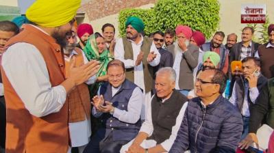 Agriculture Minister Shivraj Chauhan had lunch with farmers and villagers in Moga.