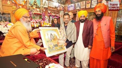 On the occasion of Maha Shivratri, Arvind Kejriwal and CM Bhagwant Mann paid obeisance at Shri Rankeshwar Mahadev Temple