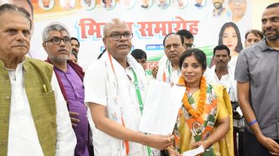 E Kashish Yadav joined Congress along with hundreds of supporters News In Hindi