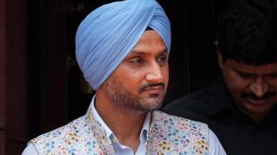 Harbhajan Singh Fight on Social Media News In Hindi 