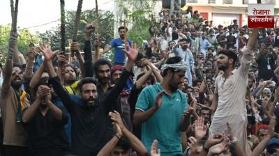 Protesters in PoK stage violent protest take 25 Pakistani soldiers hostage news in hindi 
