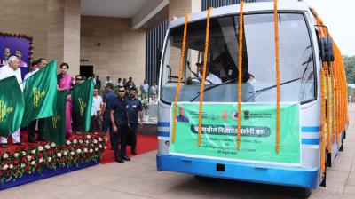 Bihar Chief Minister Nitish Kumar flagged off the Science Exhibition Bus news in hindi
