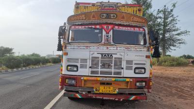 हादसे के बाद ट्रक को पुलिस ने कब्जे में ले लिया।