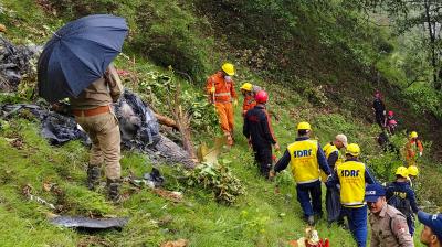 Helicopter crashed near Gaurikund while returning from Kedarnath news in hindi