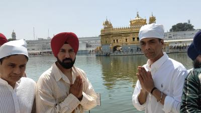 Gippy Grewal and Karan Johar paid obeisance at Sachkhand Sri Harmandir Sahib news in hindi