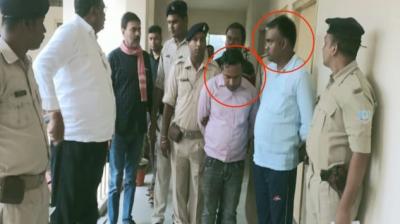 ACB arrested two junior engineers red-handed while accepting bribe news in hindi