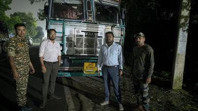 The mining department seized two trucks loaded with illegal coal news in hindi