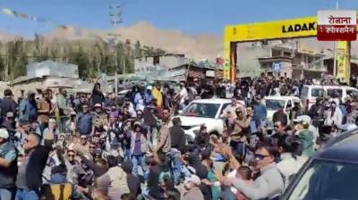 Protesters stage violent demonstrations in Leh news in hindi