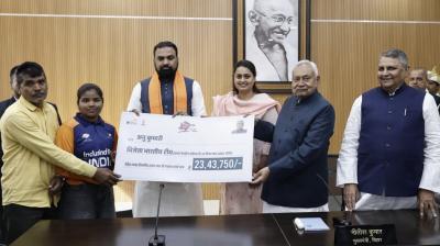 CM ने प्रथम नेत्रहीन महिला टी-20 विश्व कप की विजेता टीम की खिलाड़ी अनु कुमारी को किया सम्मानित