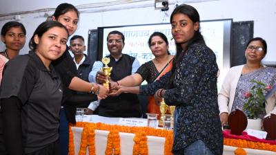 महाविद्यालय की प्राचार्य प्रो.सुहेली मेहता की अध्यक्षता में पारितोषिक वितरण किया गया।