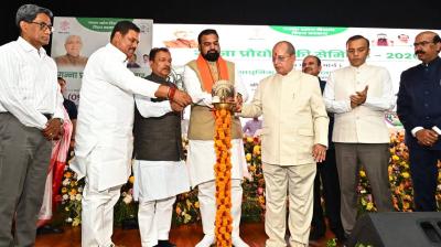 दो दिवसीय गन्ना प्रौद्योगिकी सेमिनार का उपमुख्यमत्री सह गृह मंत्री श्री सम्राट चौधरी, उपमुख्यमंत्री सह राजस्व एवं भूमि सुधार मंत्री श्री विजय कुमार सिन्हा, उद्योग मंत्री डॉ. दिलीप कुमार जायसवाल, मुख्य सचिव प्रत्यय अमृत ने संयुक्त रूप से दीप प्रज्जवलित कर उद्घाटन किया। 