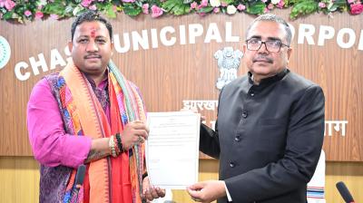 डीईओ सह डीसी ने चास नगर निगम के नव निर्वाचित जनप्रतिनिधियों को दिलाई शपथ