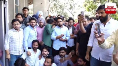 Students protest in PU against Aditya Thakur murder News In Hindi