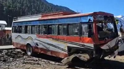 Tourist bus and car collide in Ganderbal, road accident news in hindi