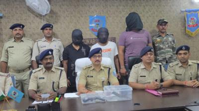 Police arrested three youths with weapons News In Hindi