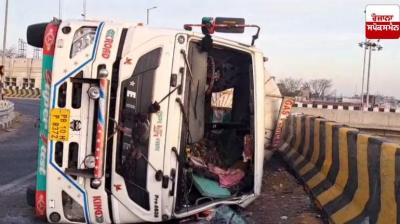 Truck carrying carbon dioxide gas overturned in Ludhiana  News In Hindi