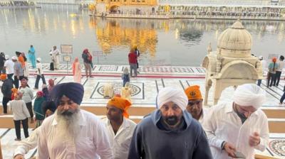Bollywood actor Sunny Deol paid obeisance at Sri Harmandir Sahib news in hindi