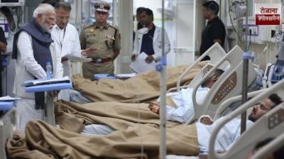 PM Modi Meets Delhi Blast Victims At Hospital After Returning From Bhutan news in hindi