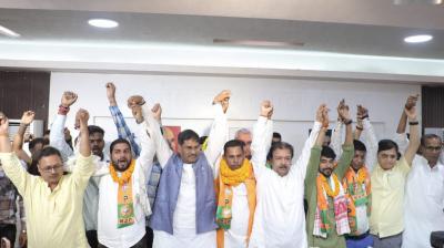 RJD leader Dr. Ajit Kumar Yadav joined BJP along with hundreds of supporters news in hindi