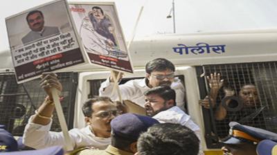 Congress workers protest against Adani Group in Mumbai, detained ( फोटो साभार PTI)