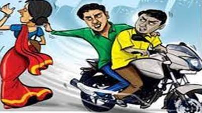 UP: The miscreants tried to rob the chain from the woman, the accident happened