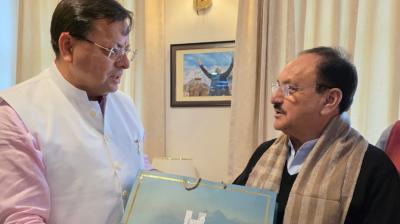 Uttarakhand CM Dhami presents 'House of Himalaya' products to Union Minister JP Nadda News In Hindi