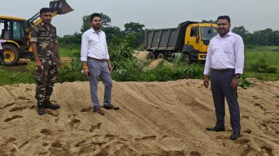 The mining department conducted a raid and confiscated sand News in hindi