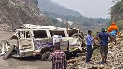 Uttarakhand Tempo falls into Alaknanda river latest news in hindi