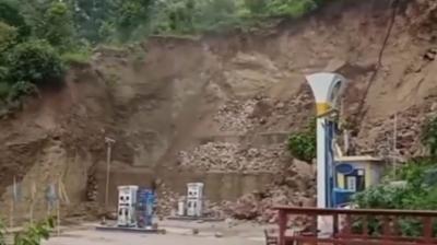 Heavy landslide in Sai Kharsi of Bilaspur district, petrol pump shed collapsed news in hindi