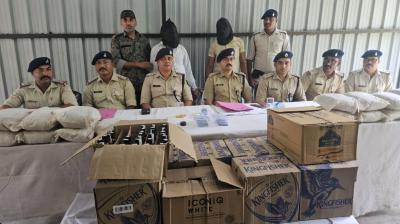 Two smugglers of illegal and foreign liquor arrested news in hindi