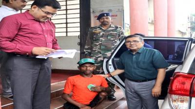 Deputy Commissioner Bokaro showed humanity, listened to Divyang Suresh news in hindi